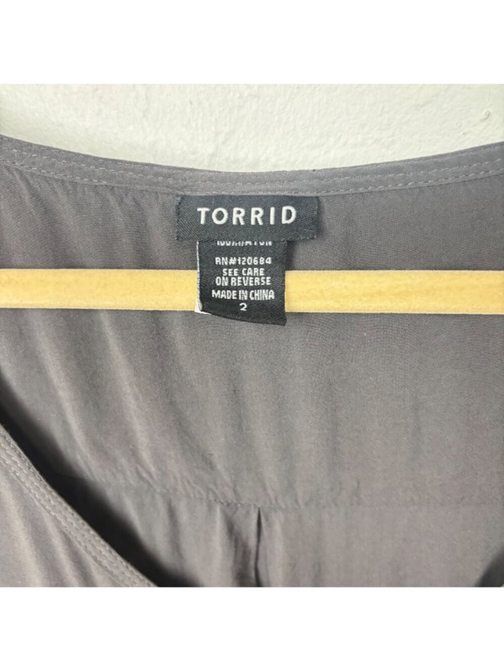 ✨3/$30 Torrid 2X Plus Size V-Neck Button Down Blouse Gray Long Sleeve Roll Tab S - Picture 2 of 5